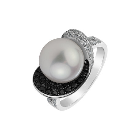 Ring with black and white diamonds and Pearl Cruell Pearl