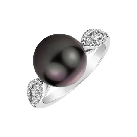Diamond ring with Pearl Wiley