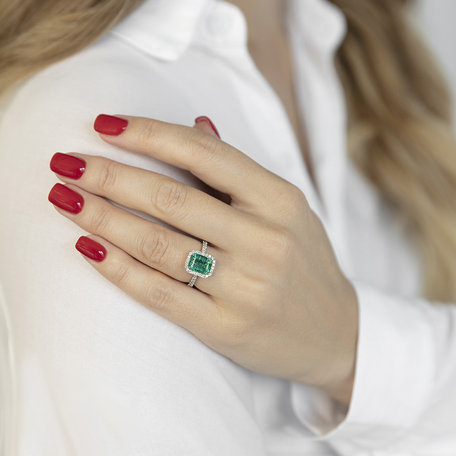 Diamond ring with Emerald Aleen