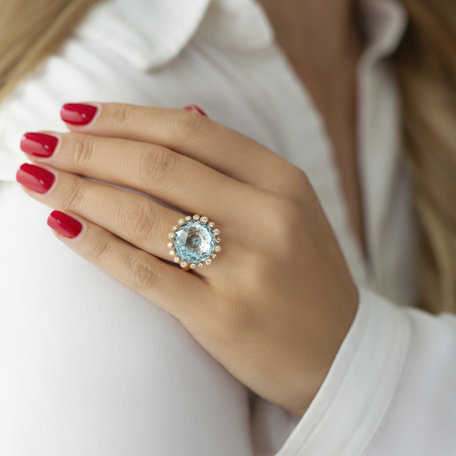 Diamond ring with Topaz Mina