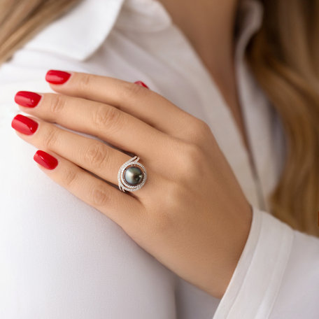 Diamond ring with Pearl Wilker