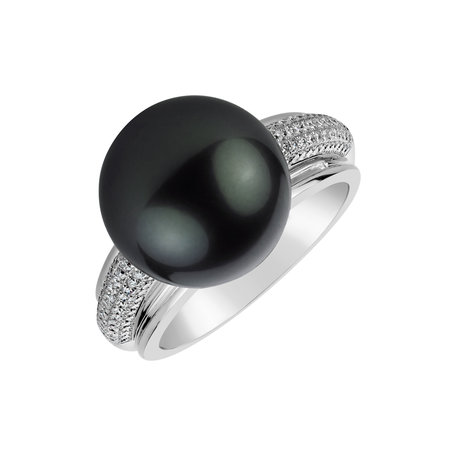 Diamond ring with Pearl Dark Entries