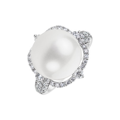 Diamond ring with Pearl Queen of Profound