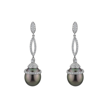 Diamond earrings with Pearl Isolated Sea