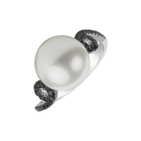Ring with black and white diamonds and Pearl Oceanus Grace