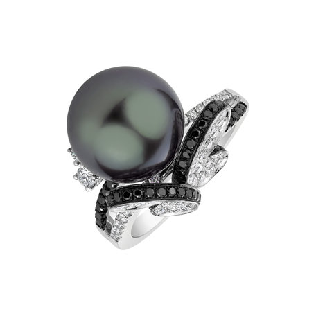 Ring with black and white diamonds and Pearl Bernice
