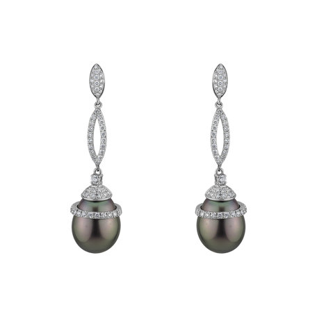 Diamond earrings with Pearl Isolated Sea