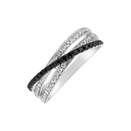 Ring with black and white diamonds Disturbance of Light