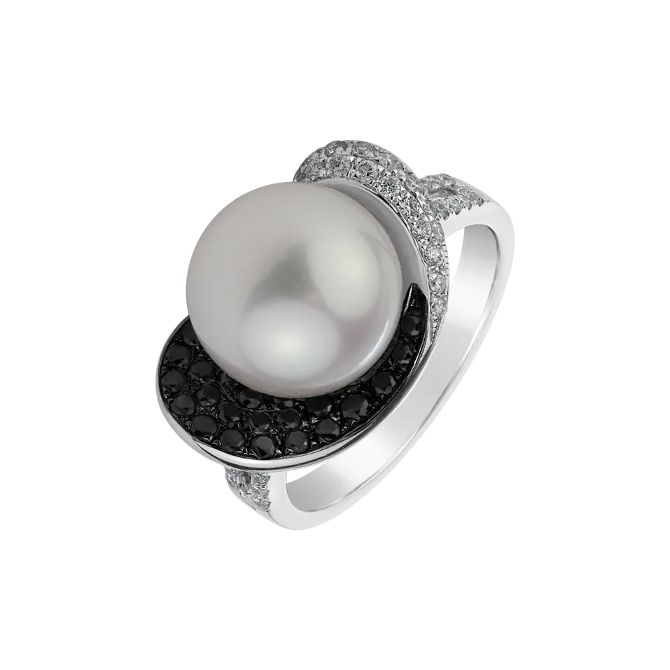 Ring with black and white diamonds and Pearl Cruell Pearl