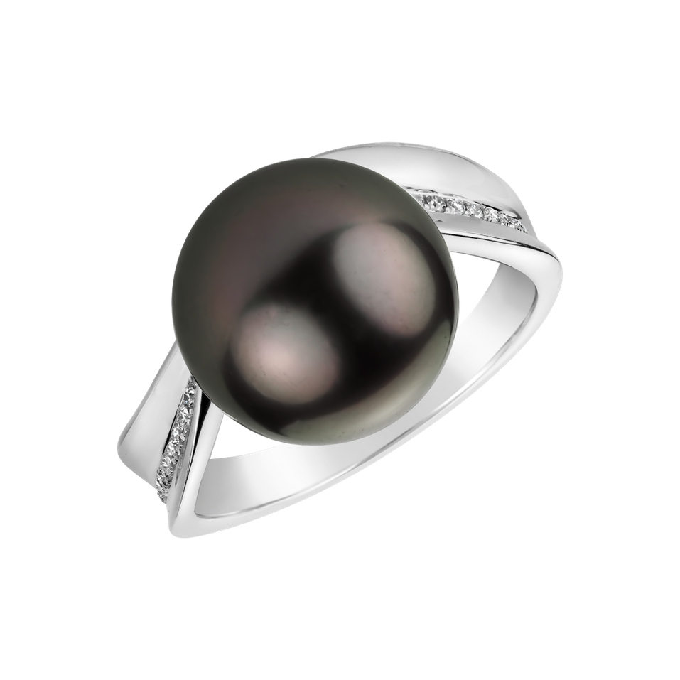 Diamond ring with Pearl Zaki