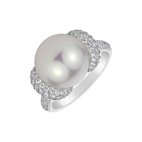 Diamond ring with Pearl Reflection of Depth