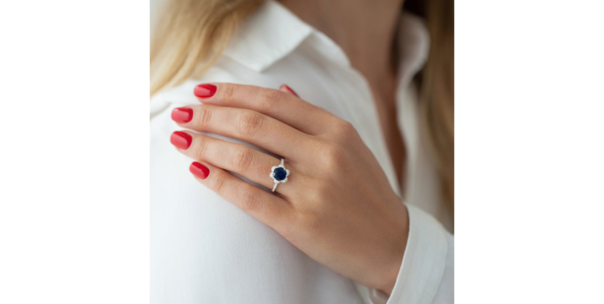 Diamond ring with Sapphire Capital Blue