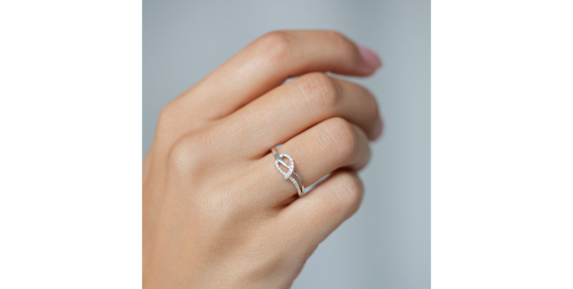 Ring with black diamonds Elegant Knot