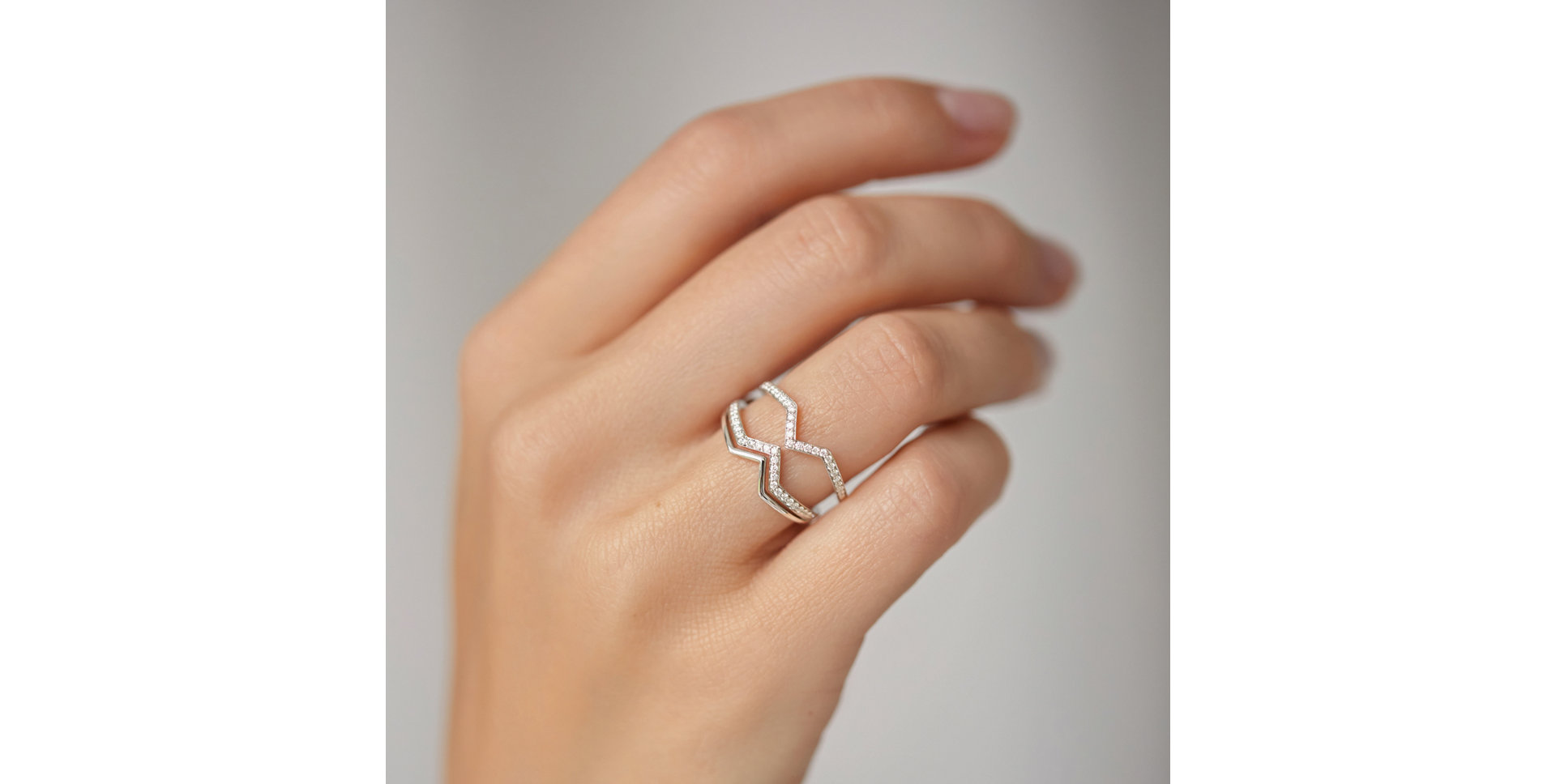 Ring with black diamonds Broken Aura