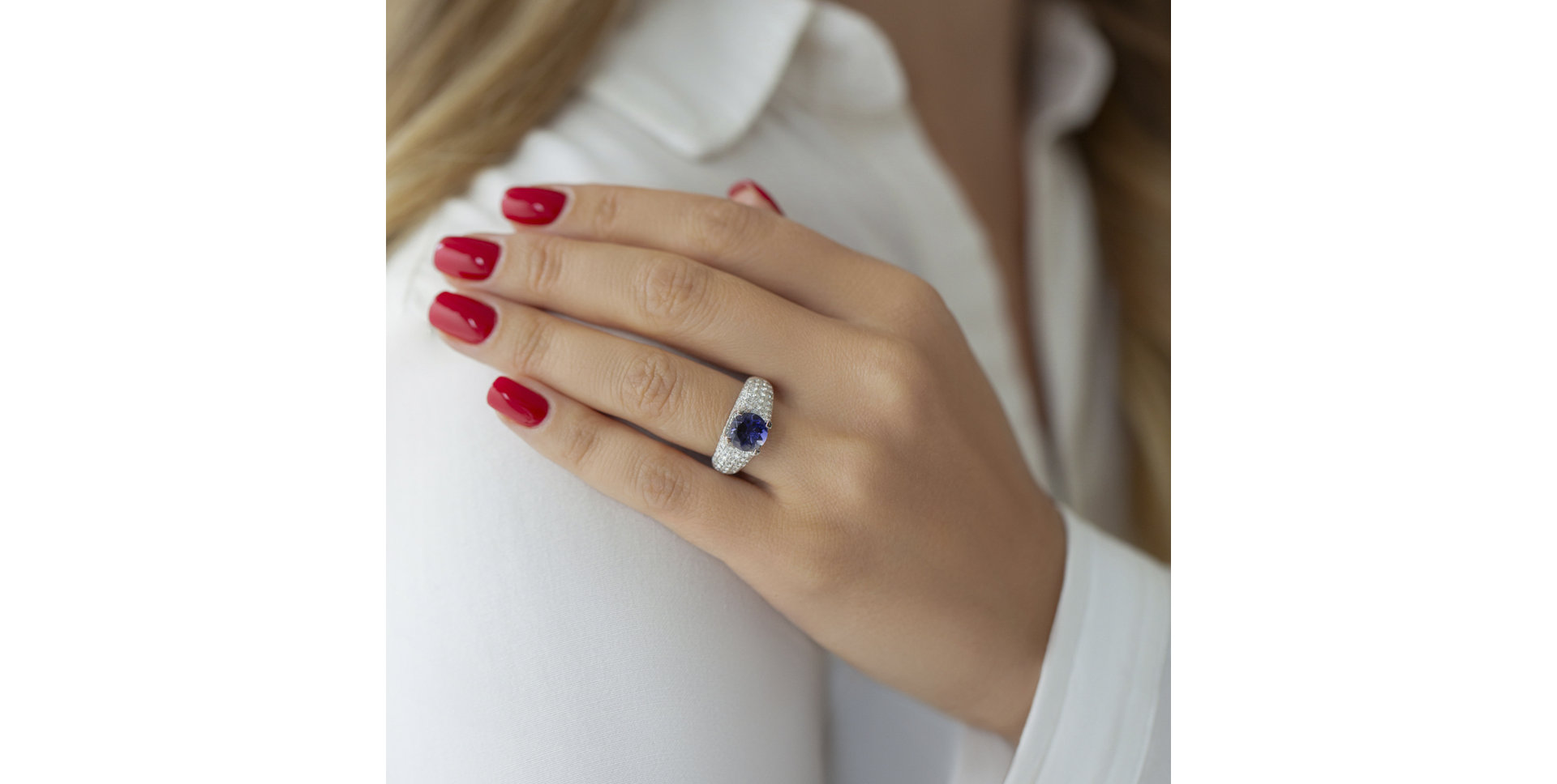 Ring with Iolite and diamonds Glamorous Ladyship