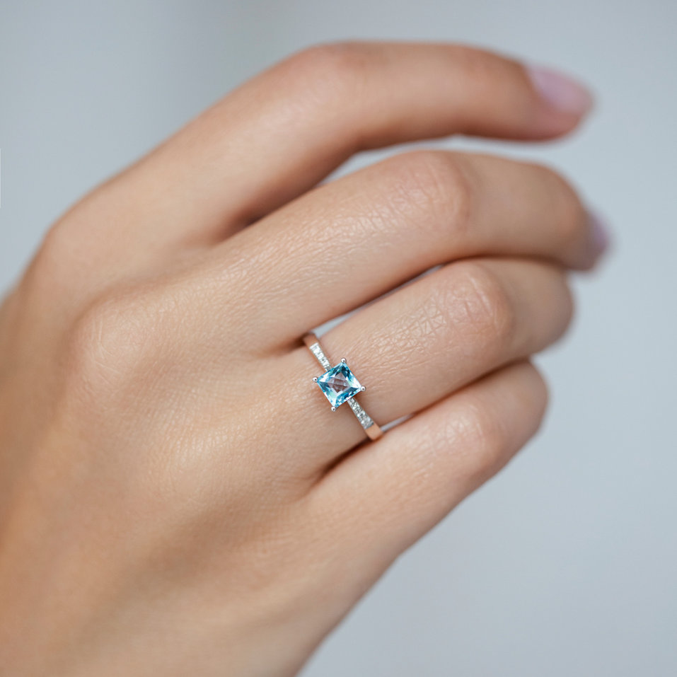 Diamond ring with Topaz Swiss Lucky Blue