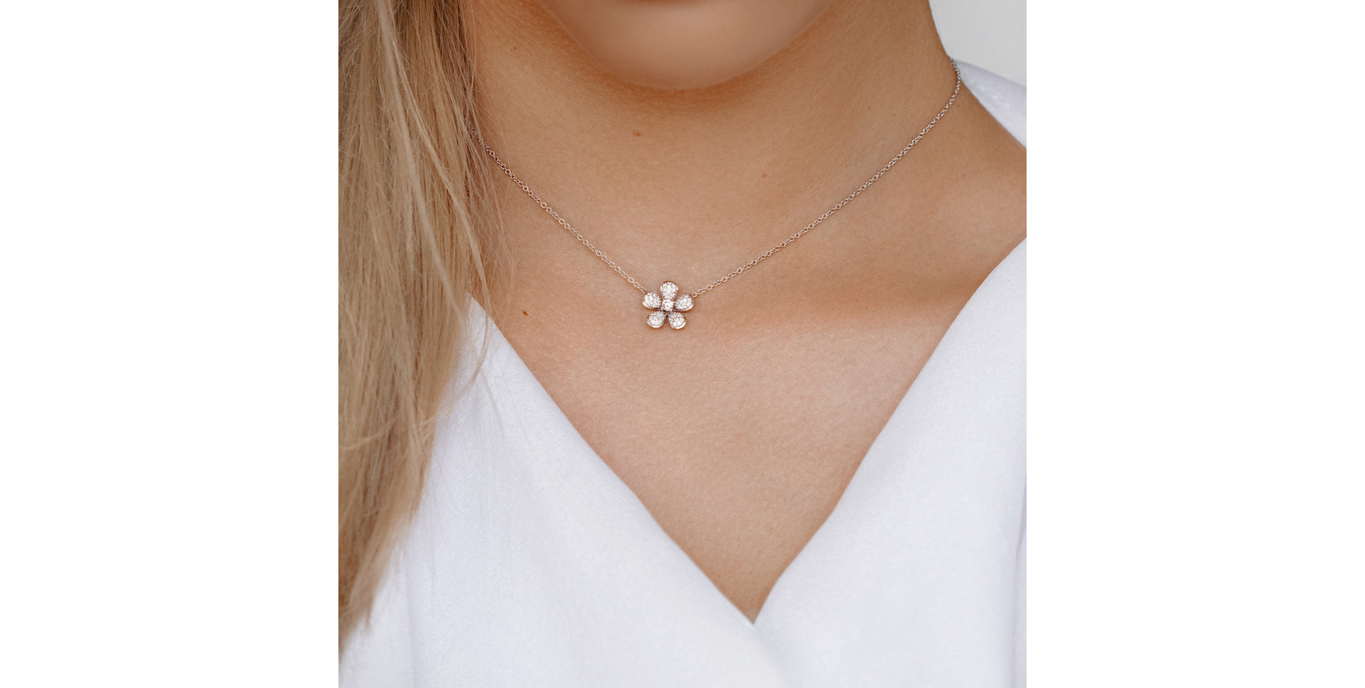 Necklace with black and white diamonds Flower