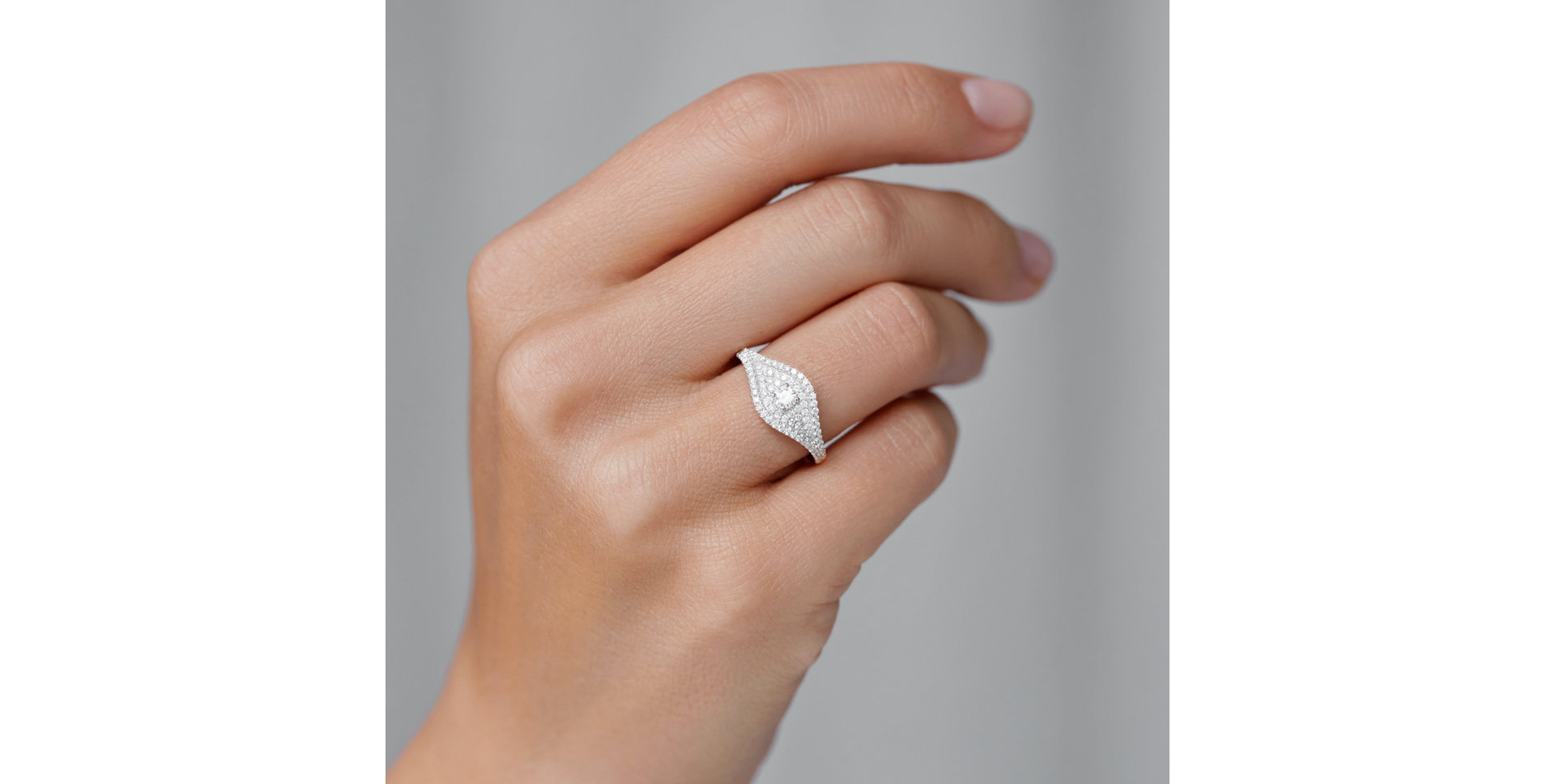 Diamond ring with Sapphire Bright Vision