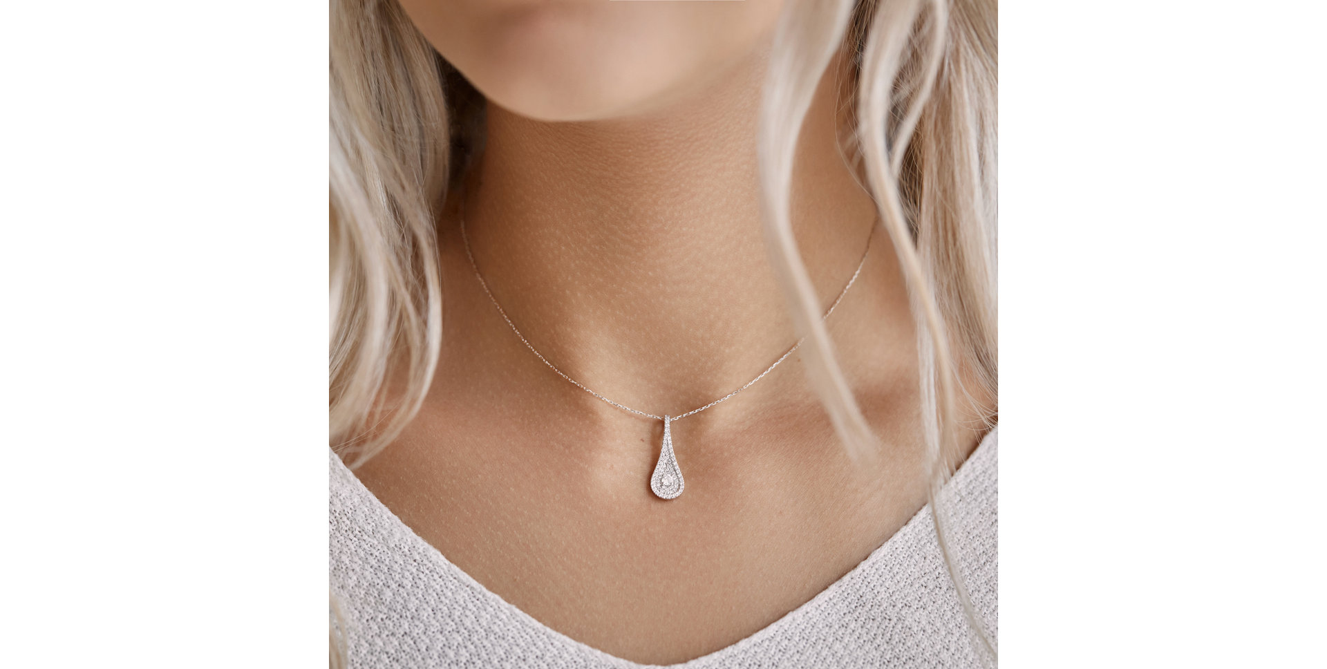 Diamond pendant with Emerald Classy Drop