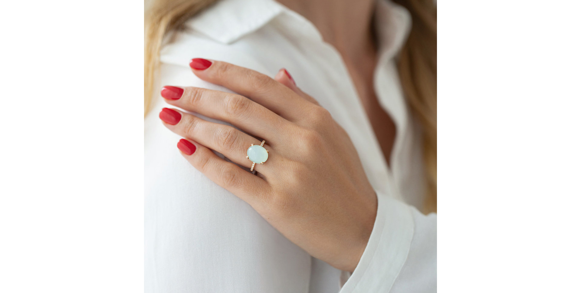 Diamond ring with Chalcedony Niche