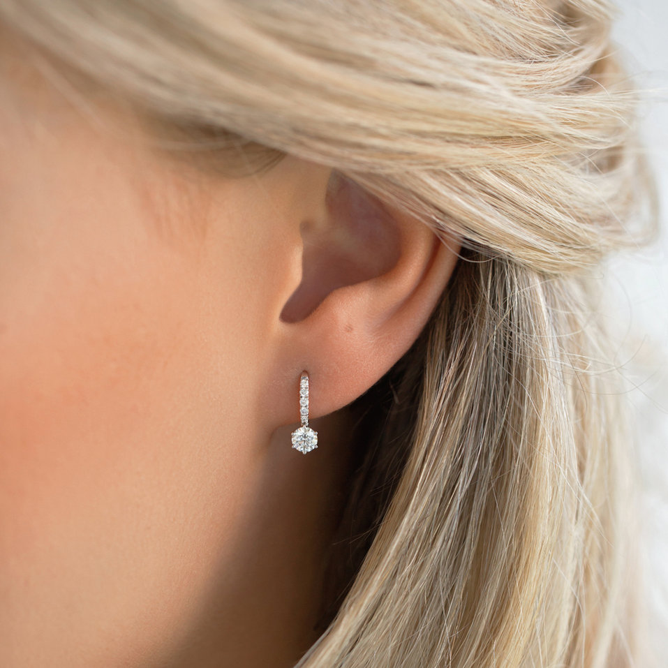 Diamond earrings Sparkless