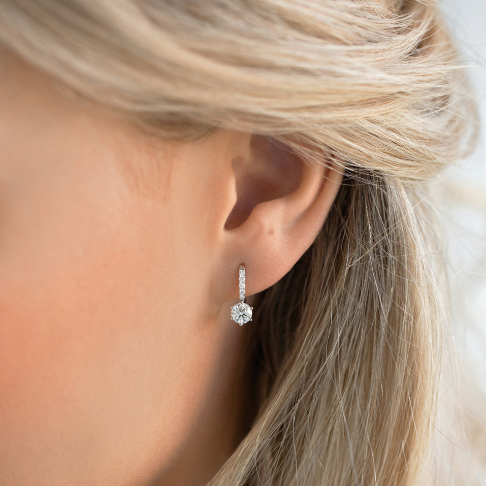 Diamond earrings Sparkless