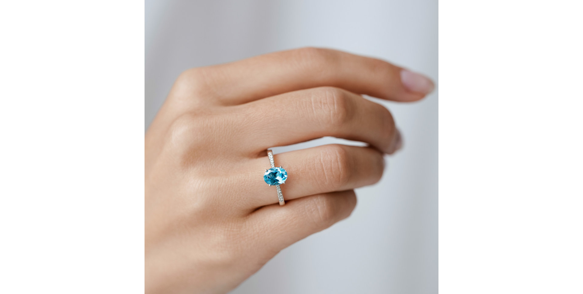 Diamond ring with Topaz London Bonbon