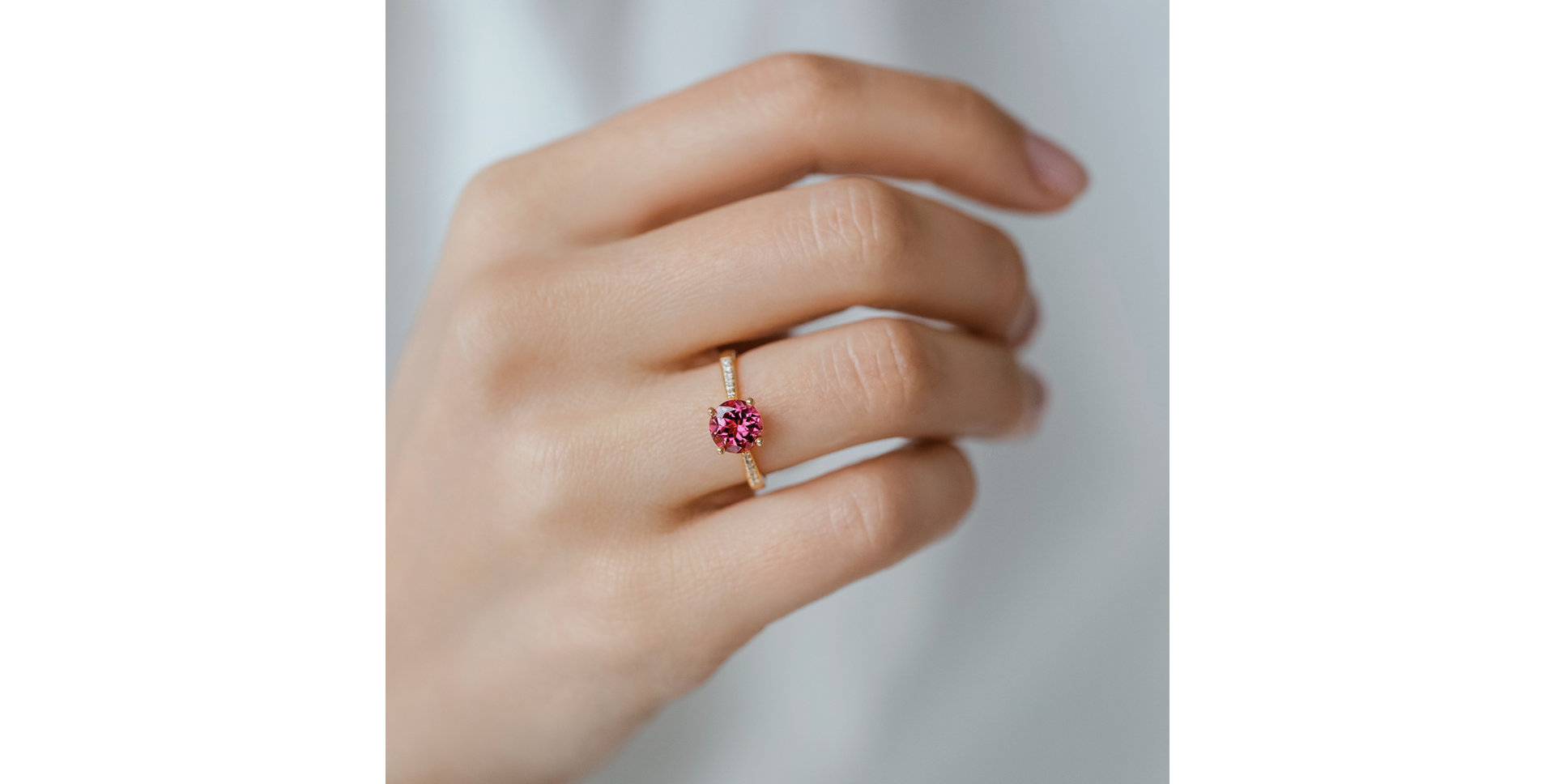 Diamond ring with Peridot Bonbon