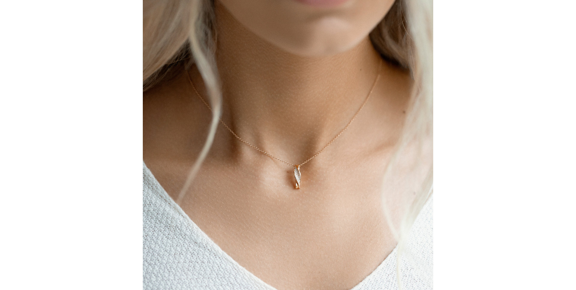 Diamond pendant First Delight