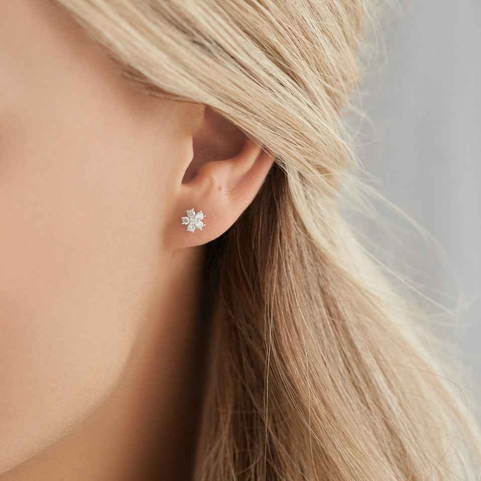 Diamond earrings Sparkless