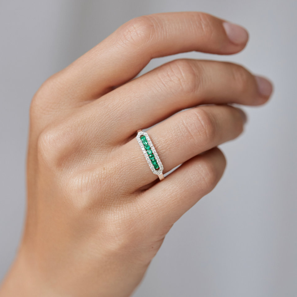 Diamond ring with Emerald Bright Life