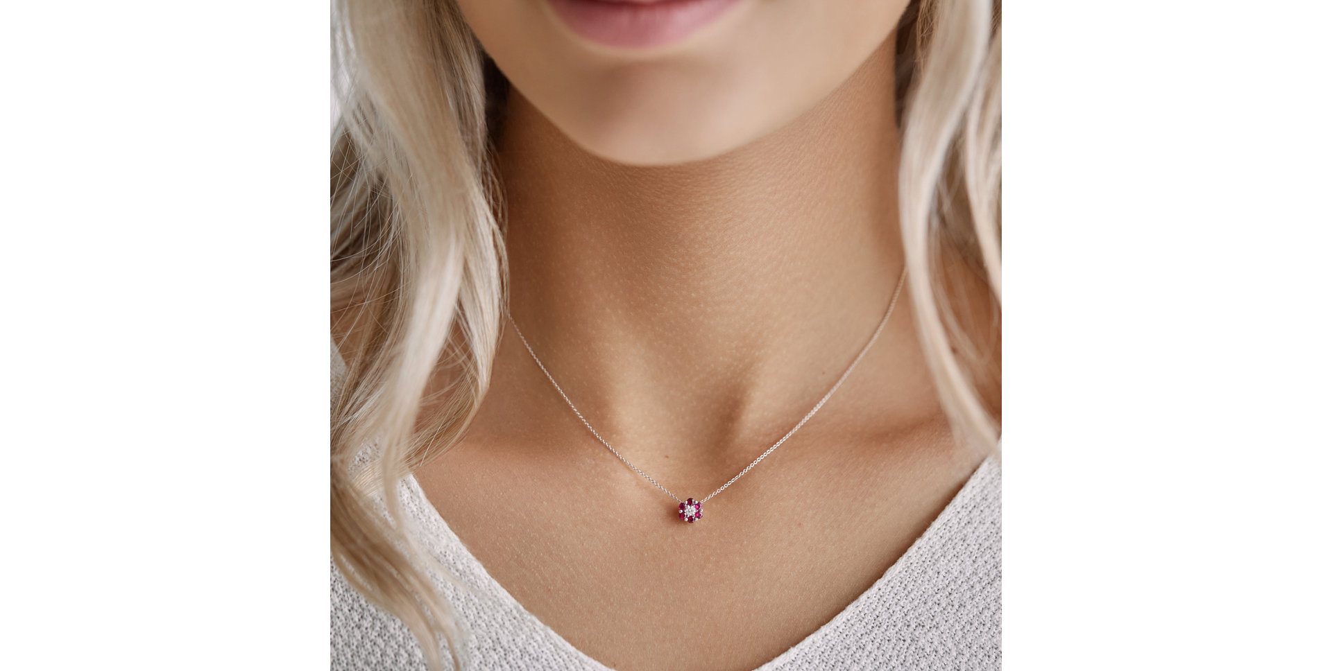 Diamond necklace with Sapphire Shiny Flower