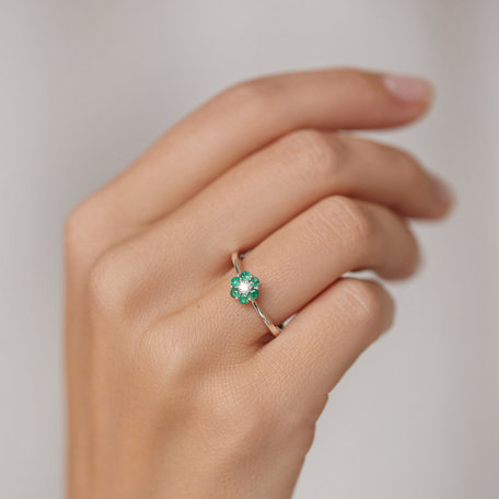 Diamond ring with Emerald Shiny Flower