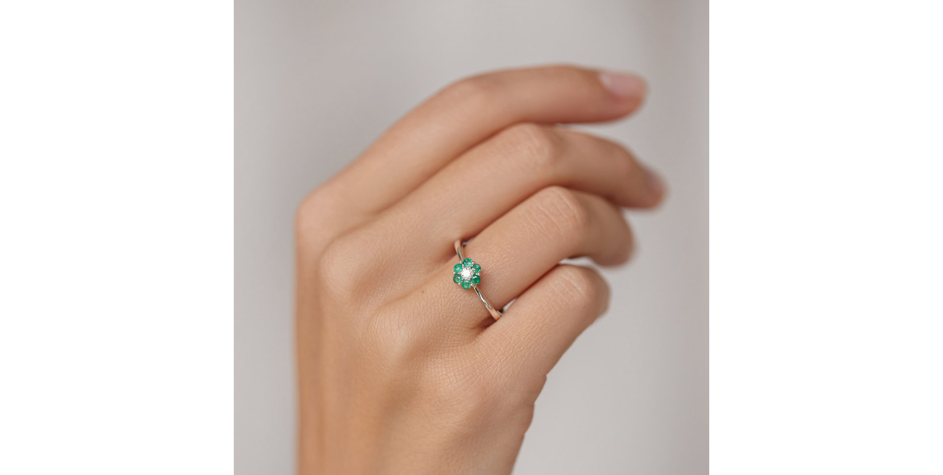 Diamond ring with Emerald Shiny Constellation