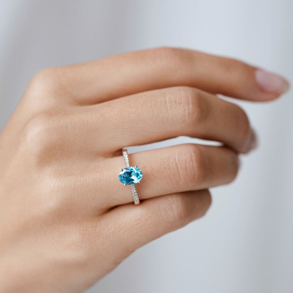 Diamond ring with Peridot Bonbon