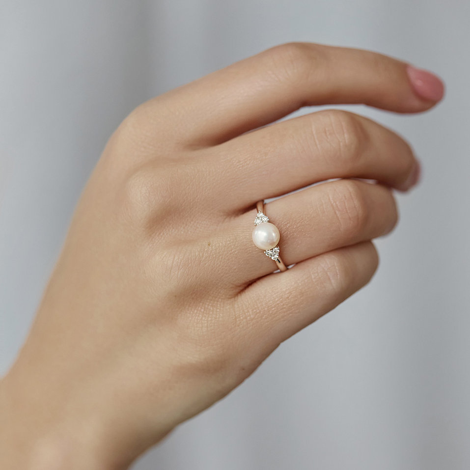 Diamond ring with Pearl Tender Pearl