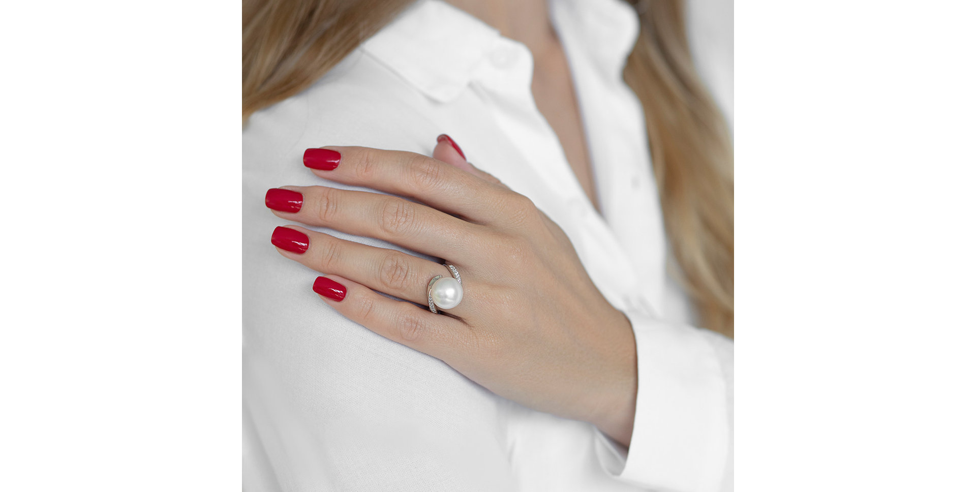 Diamond ring with Pearl Edge of Sea