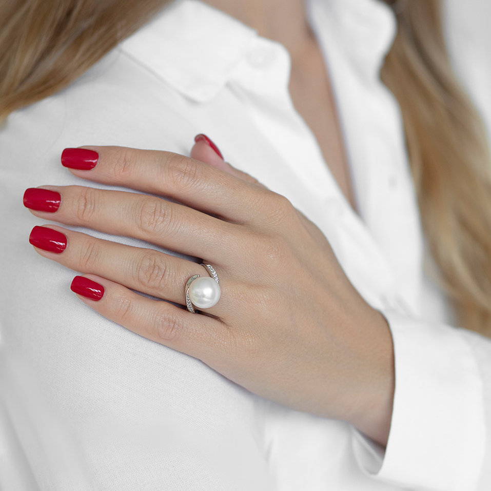 Diamond ring with Pearl Edge of Sea