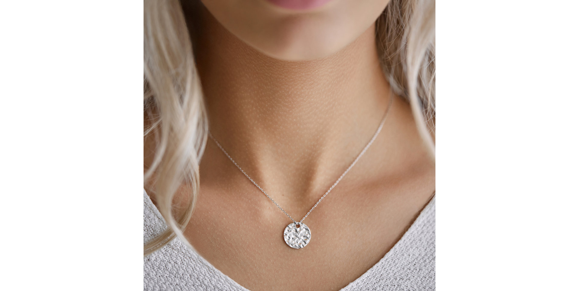 Necklace Gentle Medallion