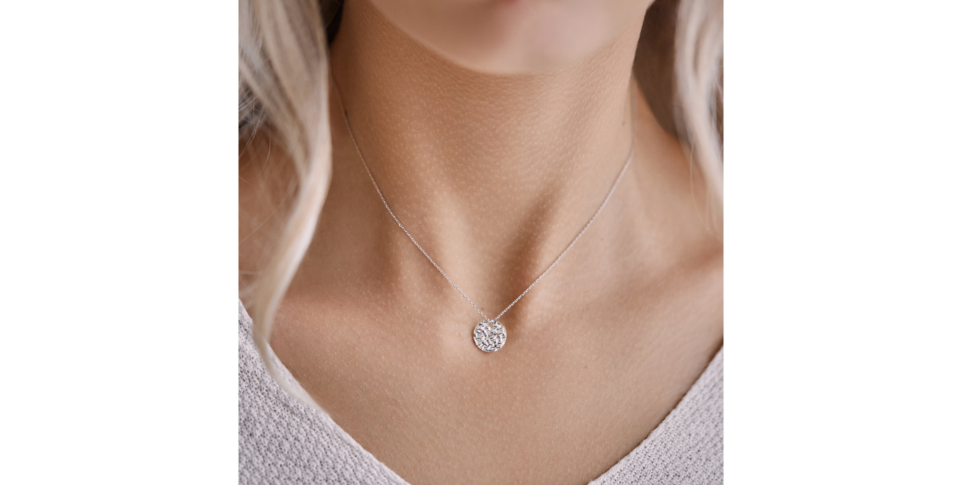 Necklace Gentle Medallion