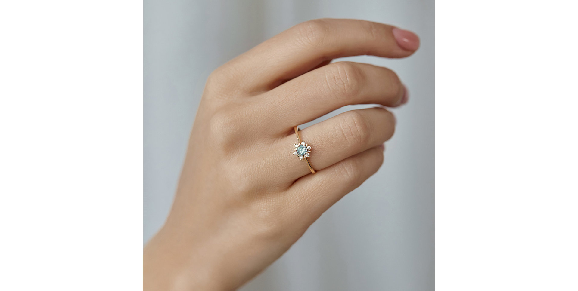 Diamond ring with Emerald Starlet
