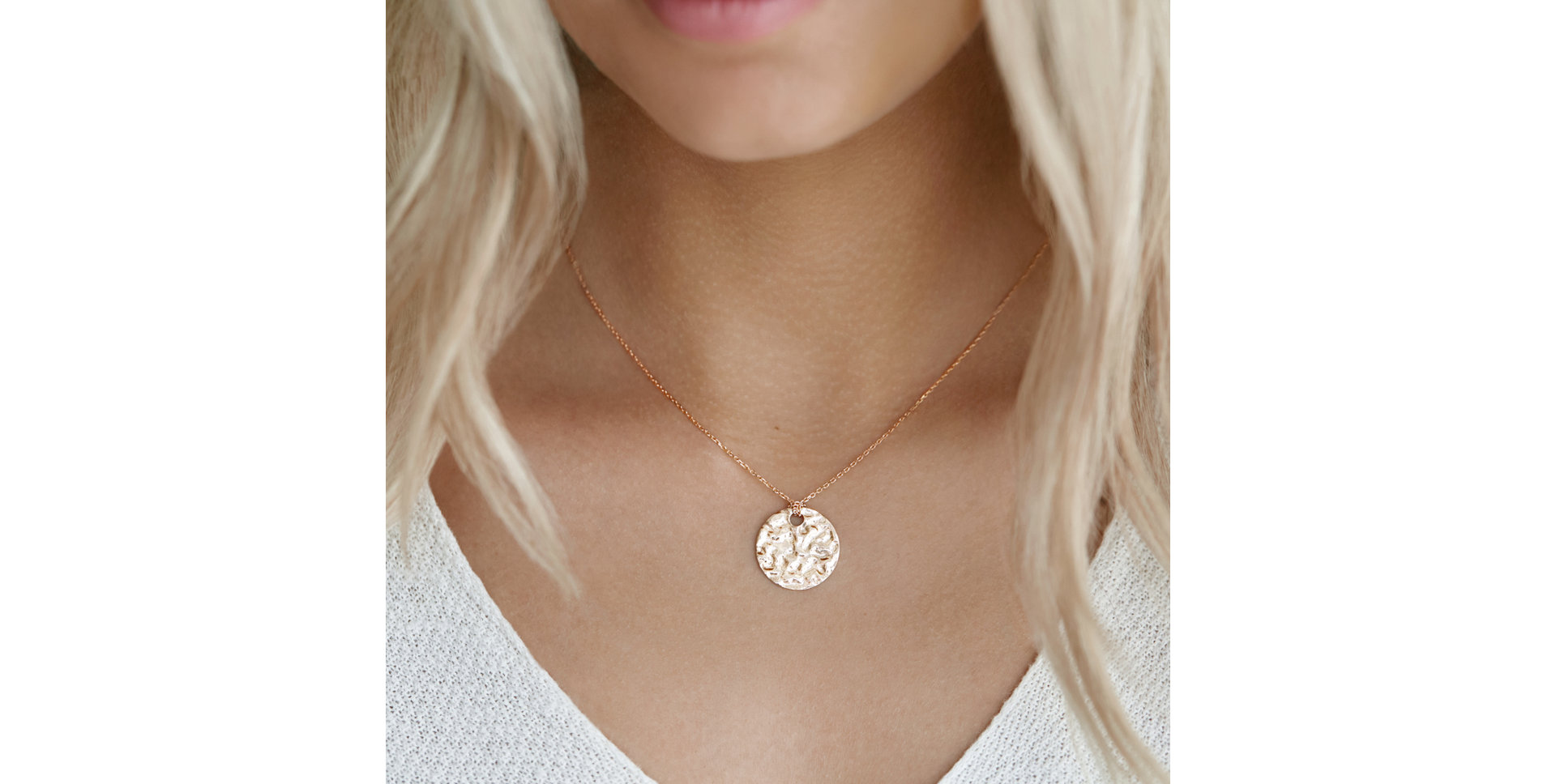 Necklace Gentle Medallion
