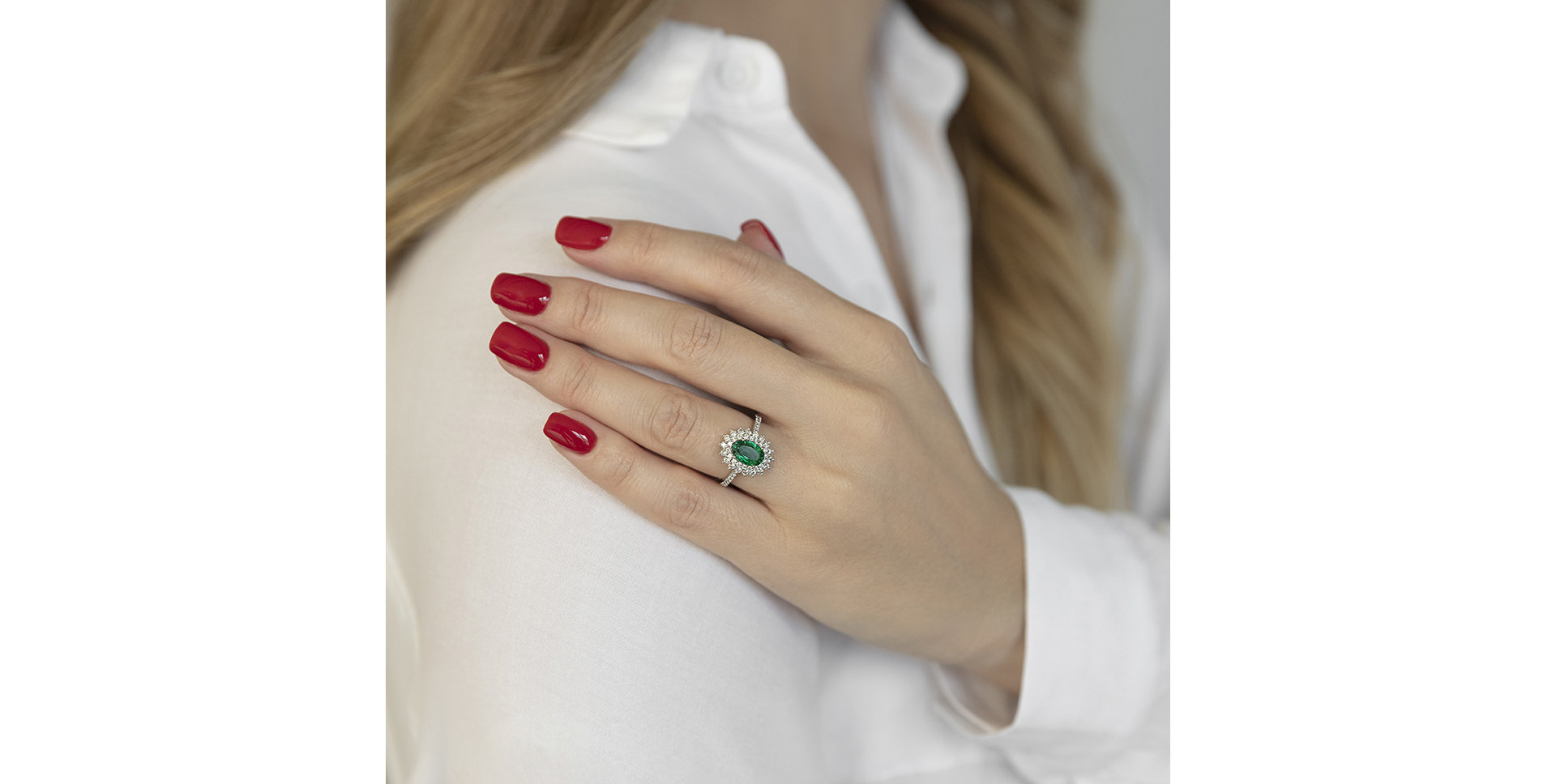 Diamond ring with Emerald Majesty