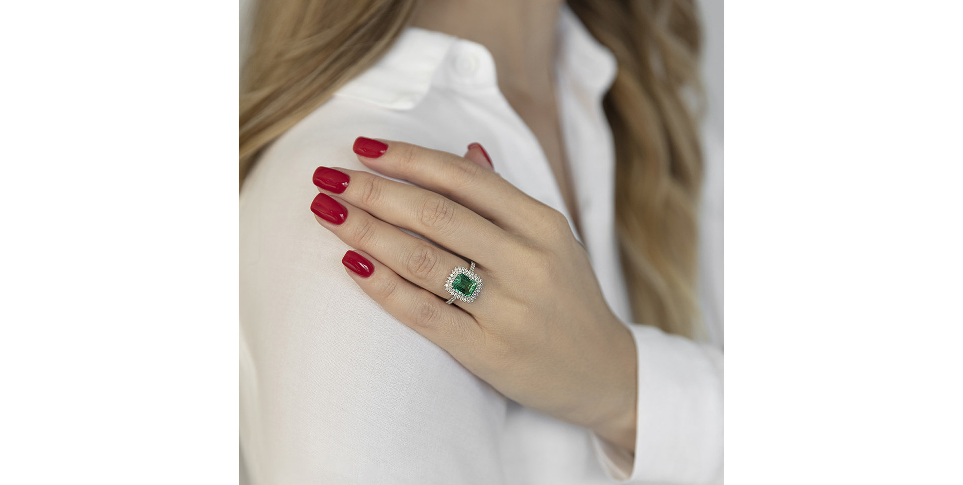 Diamond ring with Emerald Euphoric Care