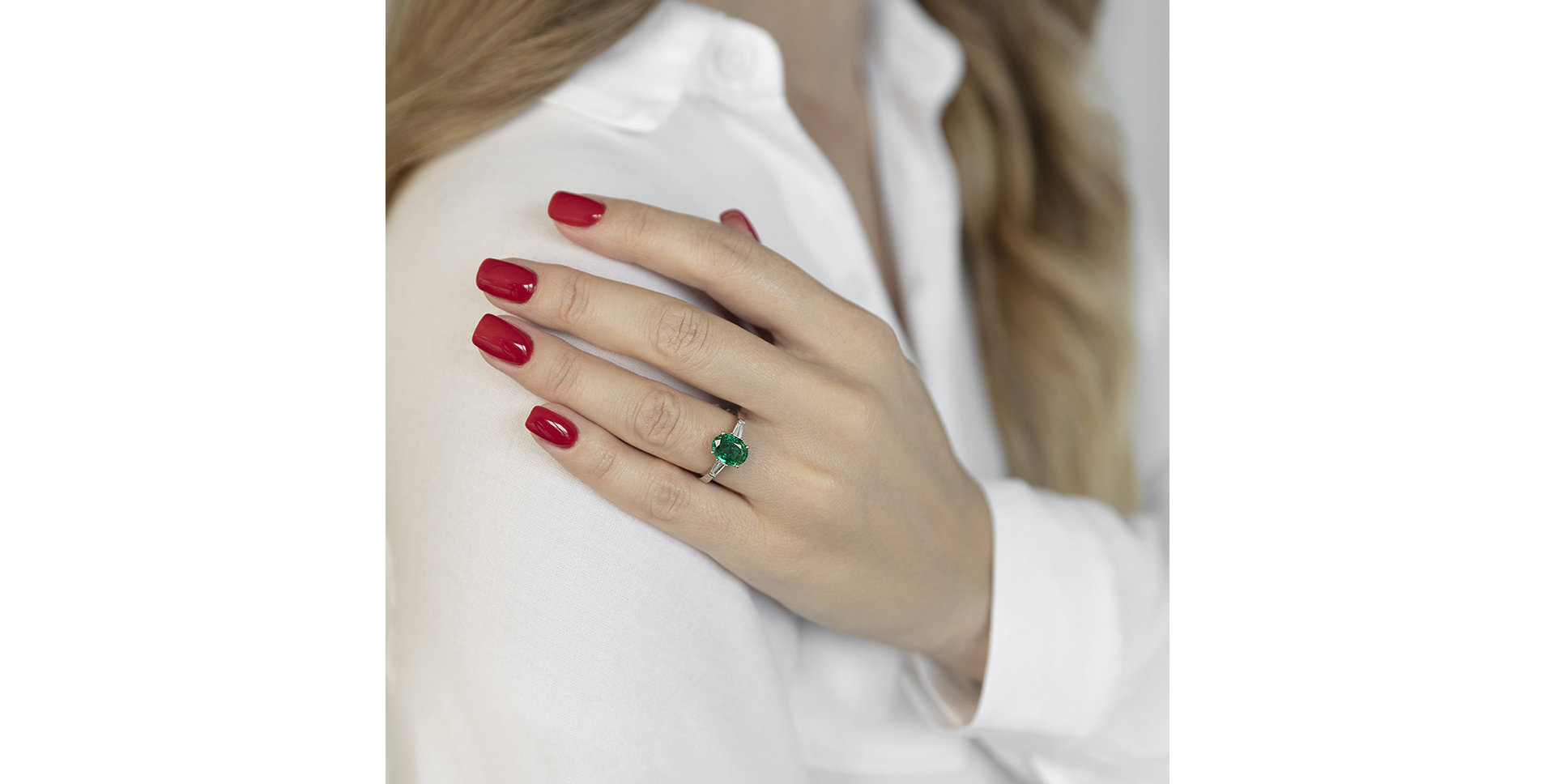 Diamond ring with Emerald Marguerite