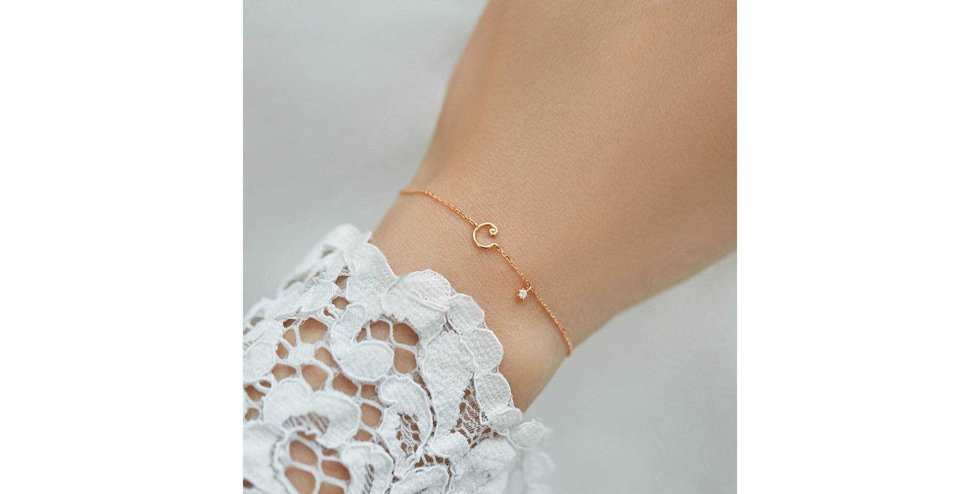 Diamond bracelet Curly Letter C