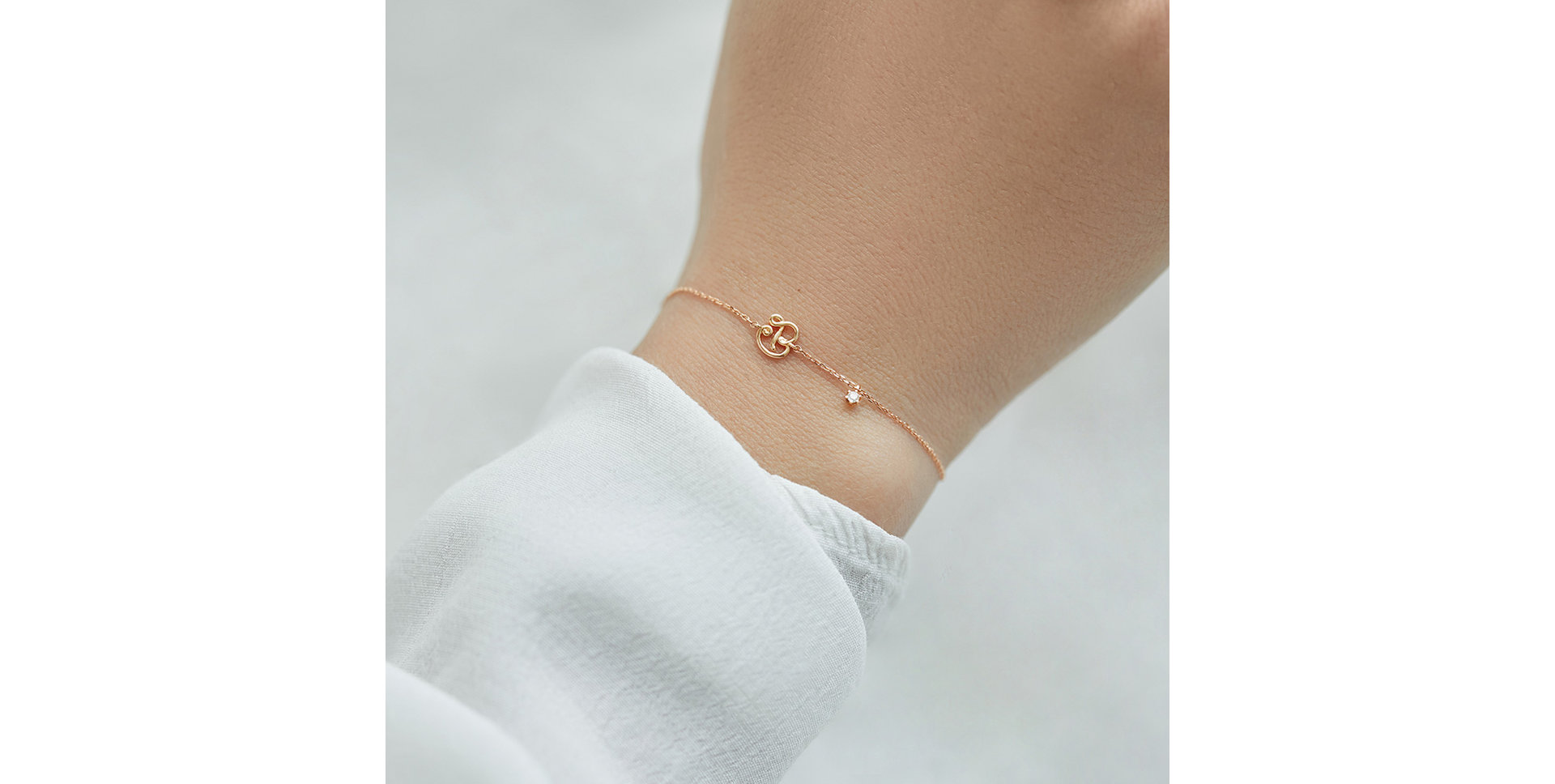 Diamond bracelet Curly Letter B