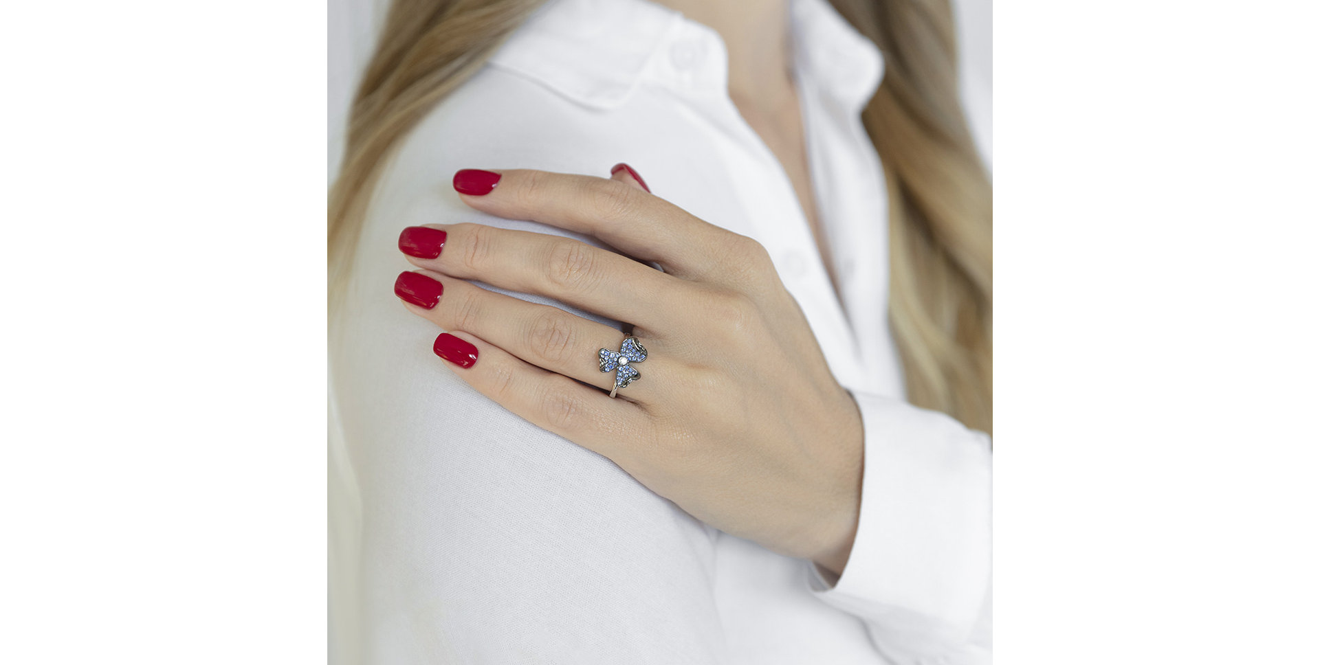 Diamond ring with Sapphire Beauty Petals
