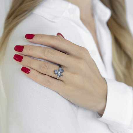 Diamond ring with Sapphire Beauty Petals