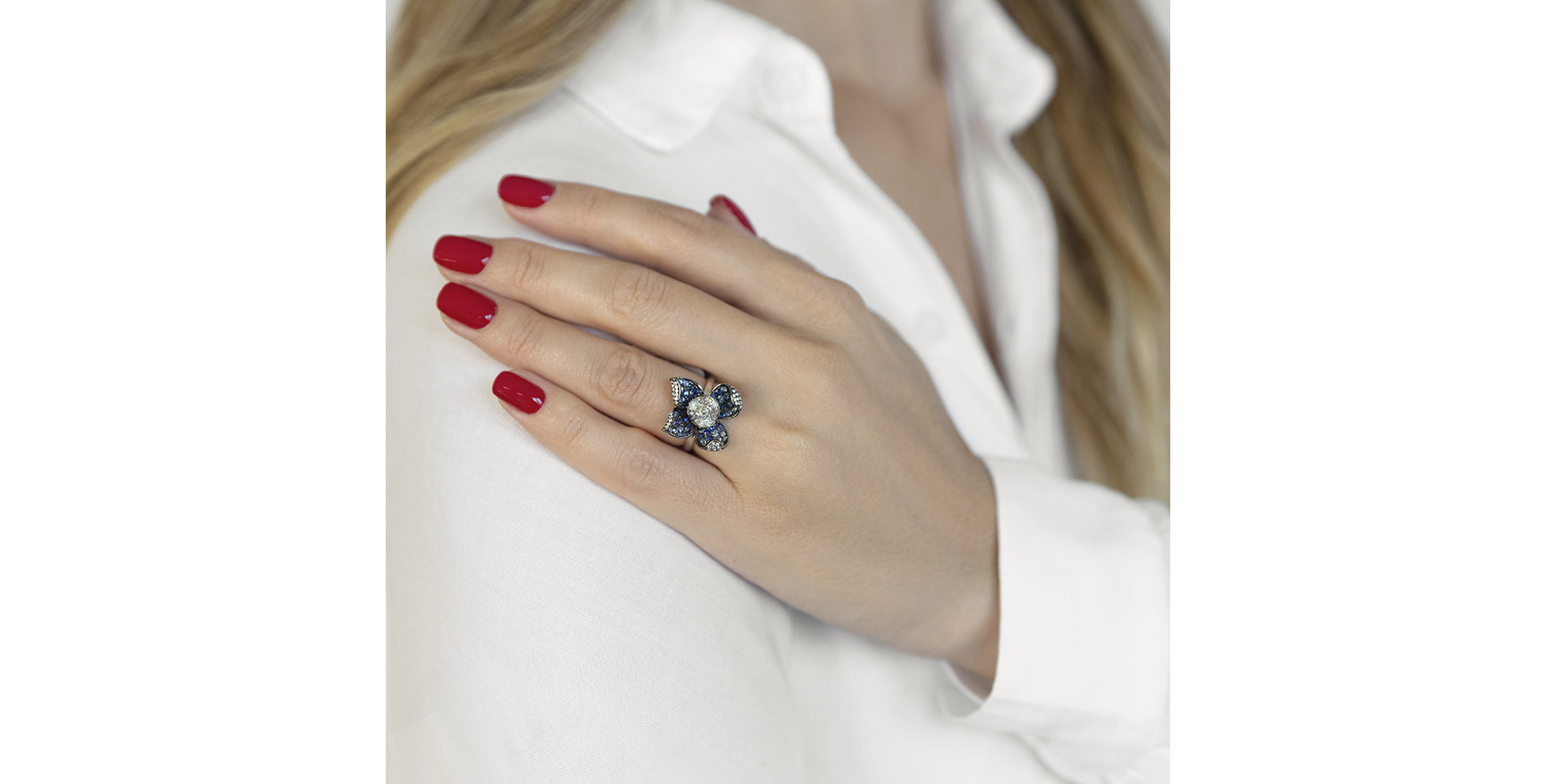 Diamond ring with Sapphire Eurena